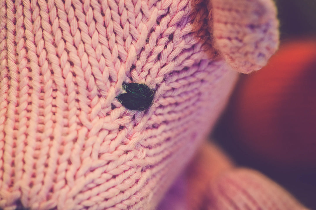 Ours LEON rose bubblegum, détail du tricot de coton bio certifié GOTS. Notre doudou ours LEON est entièrement tricoté et cousu à la main, par les femmes artisans de la coopérative kenyane Kenana Knitters.
l'ours LEON existe en de nombreuses couleurs. Choisissez la vôtre!#couleur_rose-bubble-gum