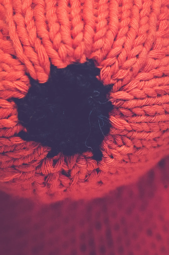 Ours LEON corail, détail du tricot de coton bio certifié GOTS. Notre doudou ours LEON est entièrement tricoté et cousu à la main, par les femmes artisans de la coopérative kenyane Kenana Knitters.
l'ours LEON existe en de nombreuses couleurs. Choisissez la vôtre!#couleur_corail