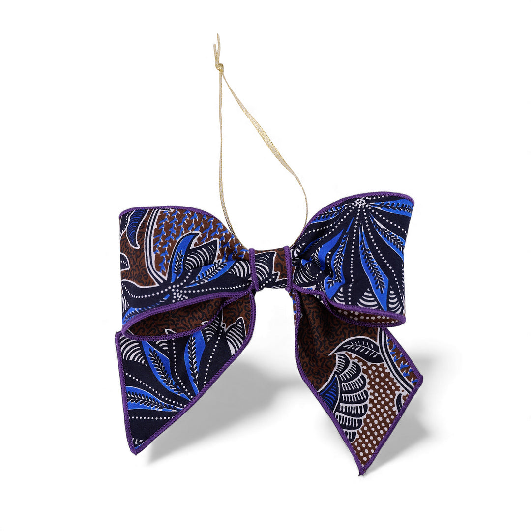 Nœud décoratif de Noël ZAWADI en wax bleu, chocolat et blanc à motifs NDOTO, réalisé artisanalement avec des chutes de tissu, Studio Matongé.