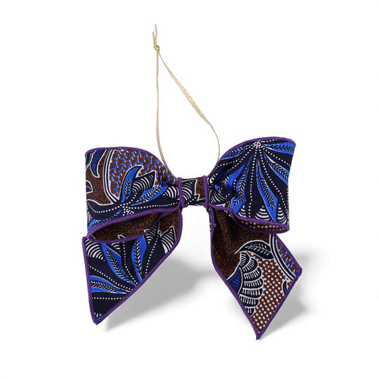 Nœud décoratif de Noël ZAWADI en wax bleu, chocolat et blanc à motifs NDOTO, réalisé artisanalement avec des chutes de tissu, Studio Matongé.