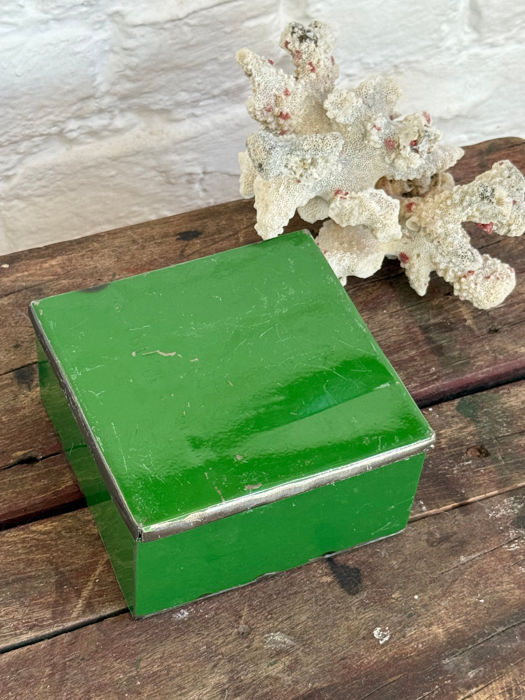 Boîte RANGI verte fermée, vue de trois quarts.