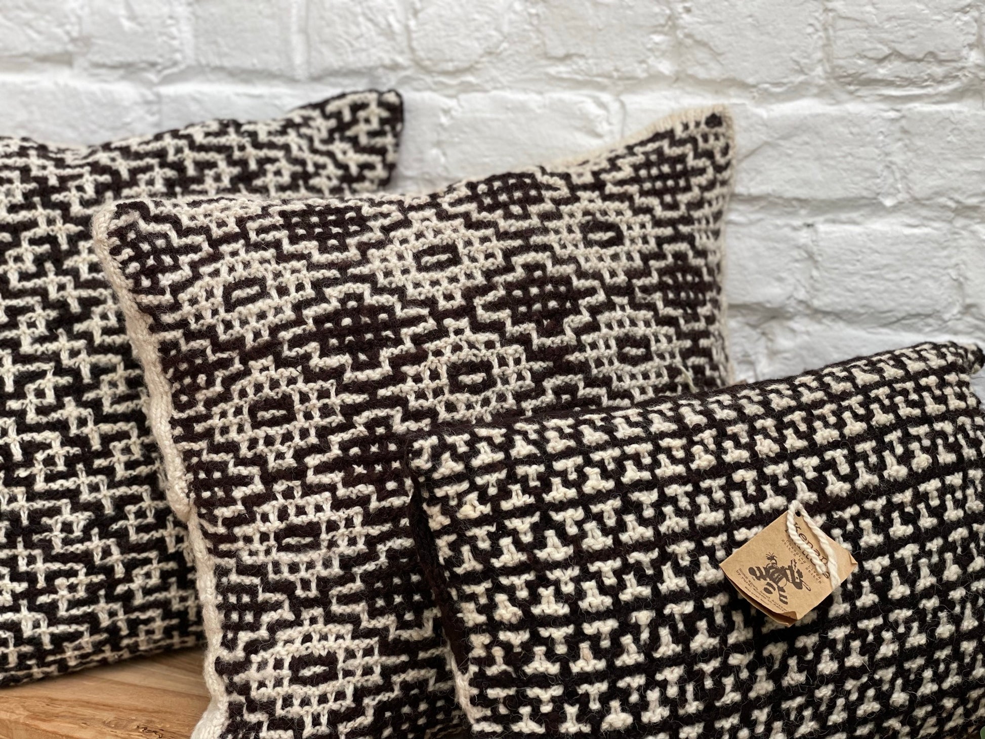 Set de 3 coussins ANASA tricotés artisanalement, en pure laine mérinos. Inserts fournis. Le kit est composé de 2 coussins de 45 x 45 cm et d'un coussin de 30 x 50 cm. Coloris naturels de la laine, écru et chocolat 