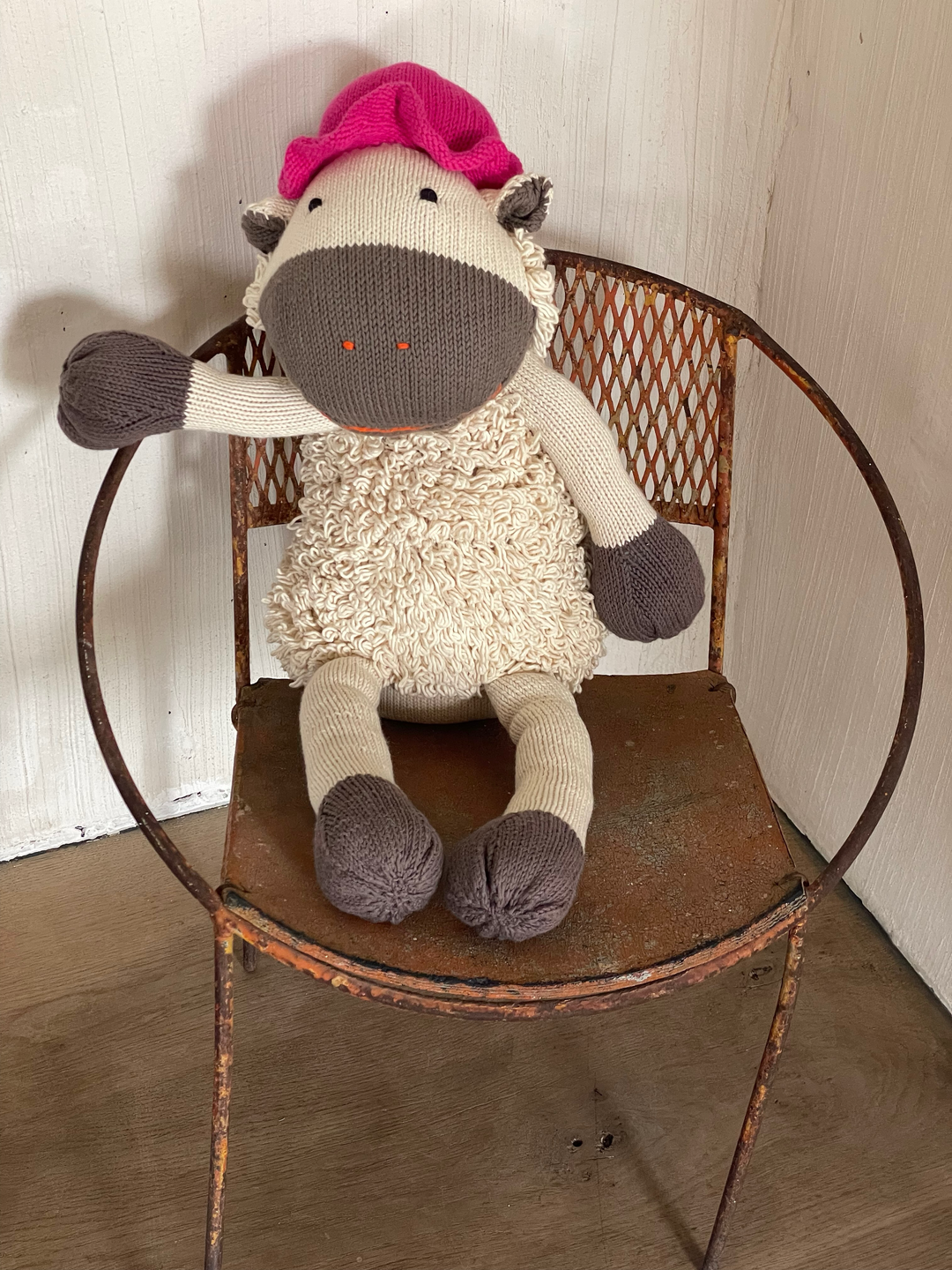 Doudou mouton HECTOR en coton bio GOTS, fait main au Kenya. ici en grand format. Disponible en 3 tailles. Couleur du chapeau aléatoire. 