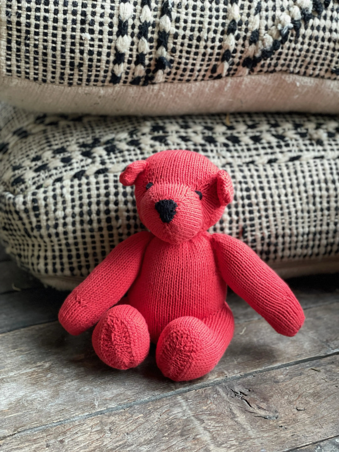 Peluche ours LEON corail. En coton bio certifié GOTS et teintures certifiées non toxiques. Fait main au Kenya par les tricoteuses de la coopérative Kenana Knitters qui valorise le travail des femmes en région rurale - Studio Matongé.#couleur_corail