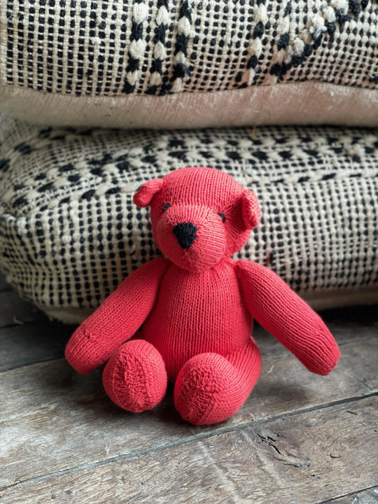 Peluche ours LEON corail. En coton bio certifié GOTS et teintures certifiées non toxiques. Fait main au Kenya par les tricoteuses de la coopérative Kenana Knitters qui valorise le travail des femmes en région rurale - Studio Matongé.#couleur_corail