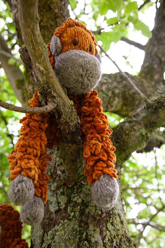 Doudou orang-outang BORIS en laine mérinos rouille. Fait main 