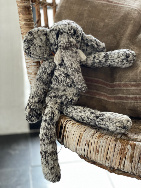 Doudou éléphant gris à longue pattes. Modèle HARRY en pure laine mérinos. Tricotté main par les femmes artisans de la coopérative Kenana Knitters au Kenya. En laine naturelle, non teintée. Ici en version gris chiné.