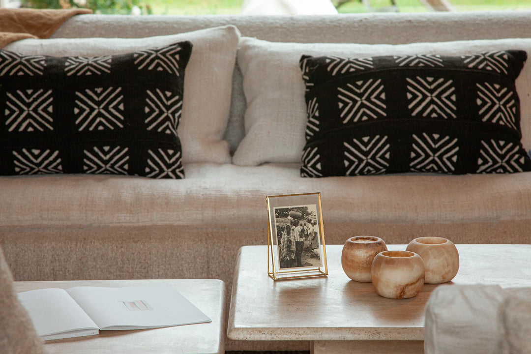 MRABA, housses de coussin rectangulaires éthniques en bogolan noir 30 x 50 cm. Tissé teint et orné à la main au Mali dans la région de Ségou, notre modèle MRABA est confectionné en Belgique . Disponible en plusieurs tailles.