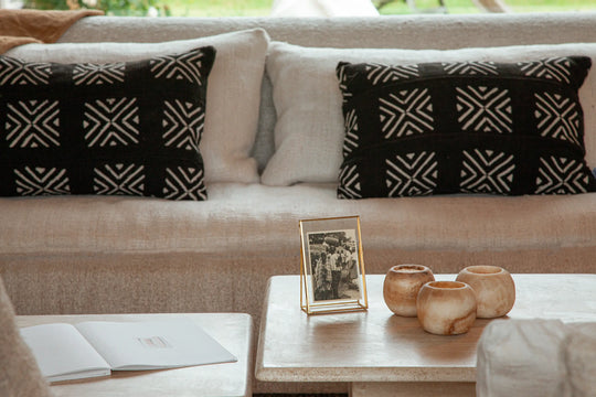 MRABA, housses de coussin rectangulaires éthniques en bogolan noir 30 x 50 cm. Tissé teint et orné à la main au Mali dans la région de Ségou, notre modèle MRABA est confectionné en Belgique . Disponible en plusieurs tailles.