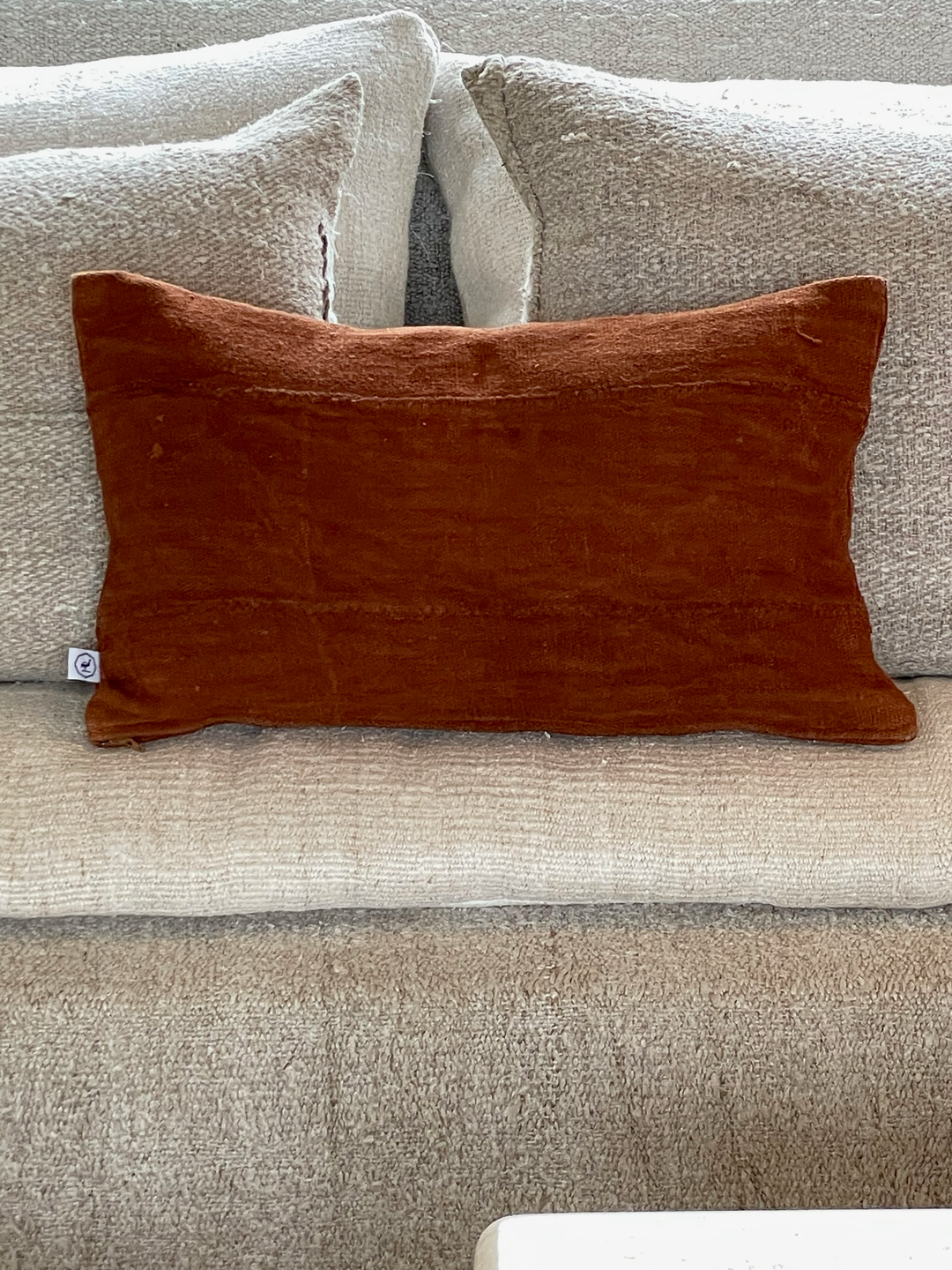 Housse de coussin MSINGI en bogolan de coton bio terracotta. Ici en format rectangle 30 x 50 cm. Disponibles en d'autres formats, couleurs et tailles. #terracotta