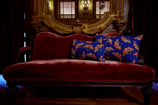 Dans les magnifiques décors du grand foyer de l'Opéra de la Monnaie de Bruxelles, housses de coussin en wax - UA bleu - Studio Matongé. Fait main en Belgique. 30 x 50 et 40 x 60 cm