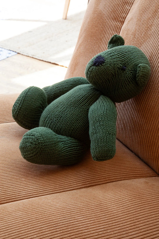 Ours LEON en pur coton bio certifié GOTS. Ici en version kaki, l'Ours LEON est disponible en de nombreuses couleurs. Tricoté main au Kenya par une coopérative favorisant le travail et l'autonomie des femmes en milieu rural. #couleur_kaki