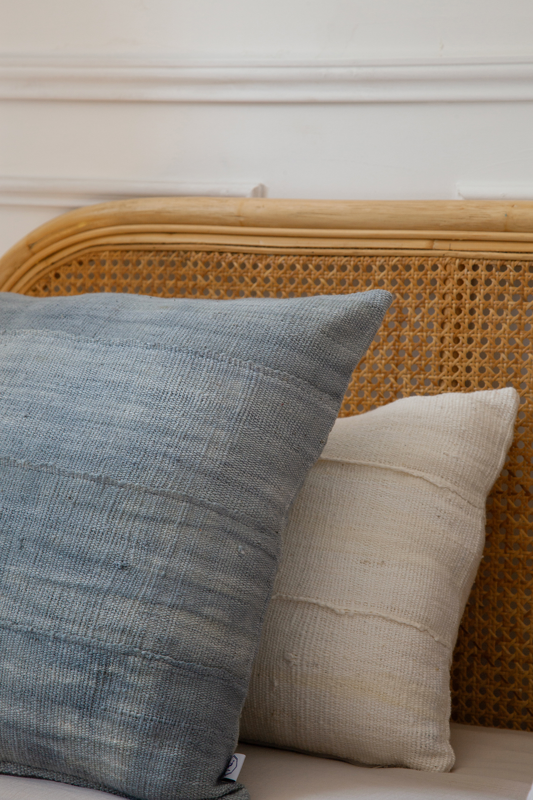 Housses de coussins en bogolan de coton bio uni ici en version carrée gris 50 x 50 cm MSINGI et rectangle 40 x 60 blanc par Studio Matongé . Fait Main. #blanc #gris