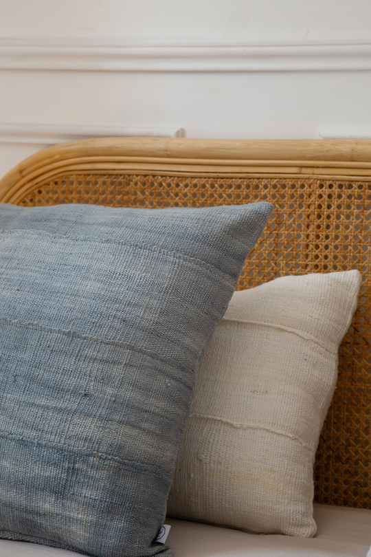 Housses de coussins en bogolan de coton bio uni ici en version carrée gris 50 x 50 cm MSINGI et rectangle 40 x 60 blanc par Studio Matongé . Fait Main. #blanc #gris