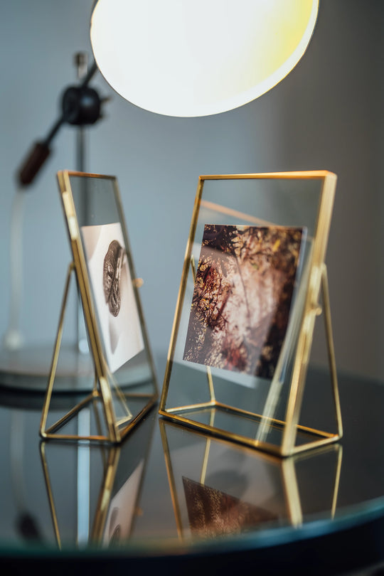 Face à face les photos en petit format Résistances végétales par Ana Bloom.
A droite, tirage couleur Red & Yellow Deep Forest. A gauche tirage noir et blanc Pear Lips. 
Série limitée, numérotée, signée et encadrée par l'artiste. 