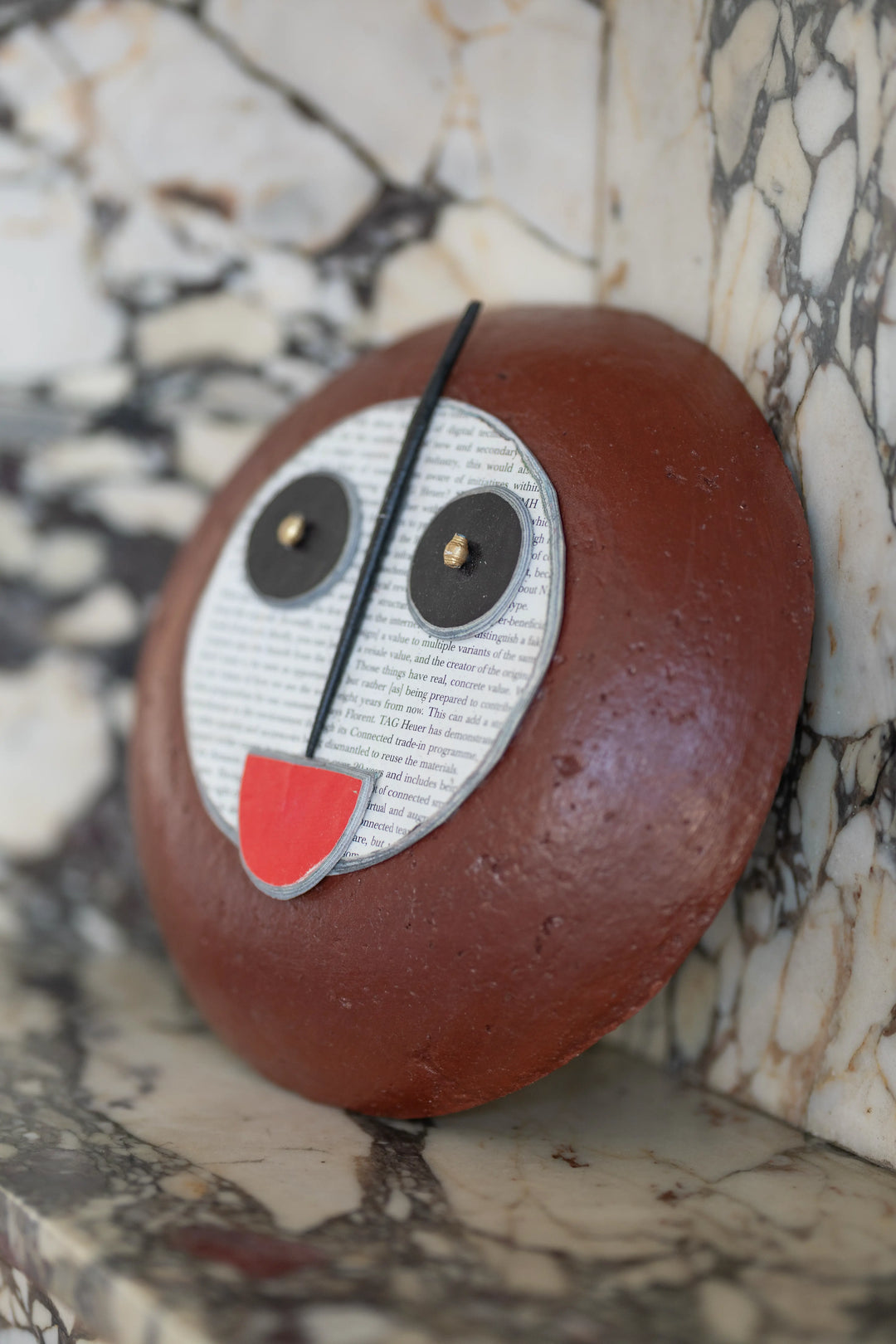 Masque africain stylisé design réalisé en papier mâché recyclé - TUTU - Quazidesign - Studio Matongé 
sur un manteau de cheminé en marbre