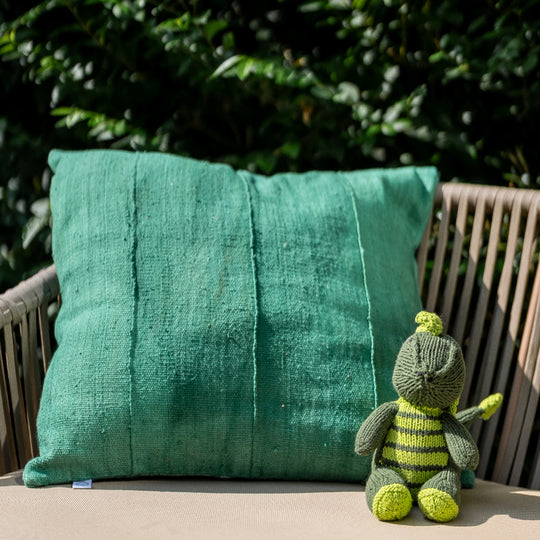 Harmonie de vert au jardin avec notre doudou dragon Eliot et la housse de coussin MSINGI en bogolan de coton bio.  