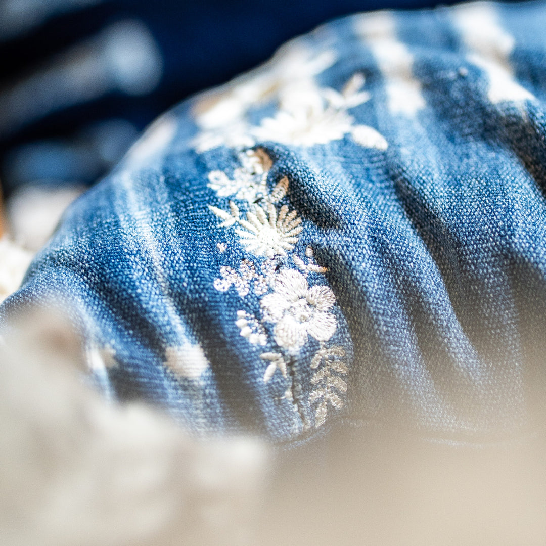 Housse brodée ZABUNI-ZARI – Indigo vintage
