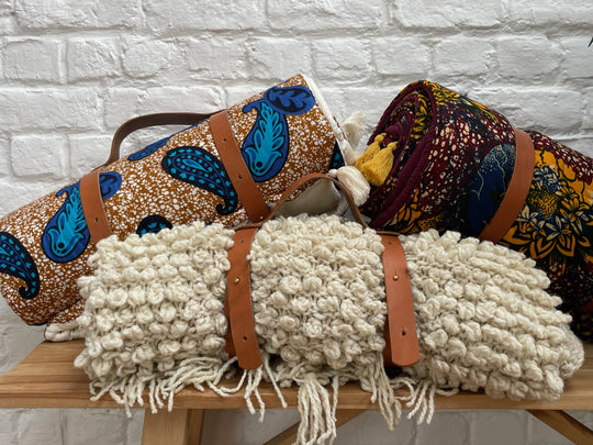 Plaids Studio Matongé et porte-plaid en cuir cognac réalisé en collaboration avec Larfeuille Paris