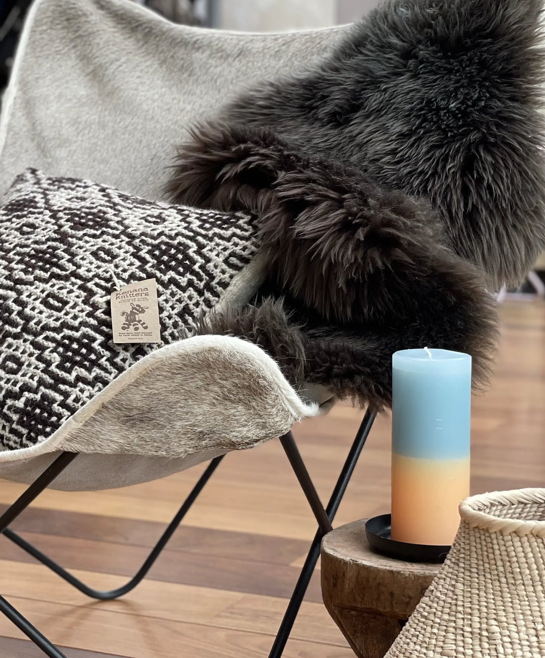 Set de 3 coussins ANASA en laine mérinos, tricotés main. Motifs ethniques écru et chocolat. 2 coussins 45 x 45 cm et 1 coussin 30 x 50 cm. Inserts fournis.