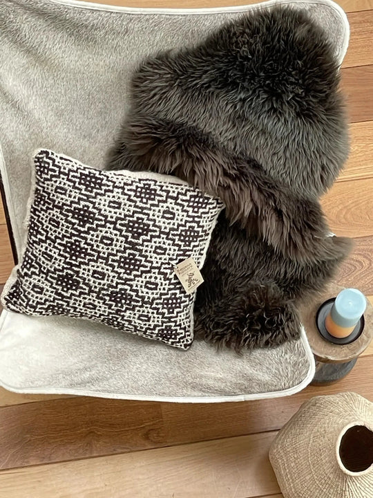 Set de 3 coussins ANASA en laine mérinos, tricotés main. Motifs ethniques écru et chocolat. 2 coussins 45 x 45 cm et 1 coussin 30 x 50 cm. Inserts fournis.