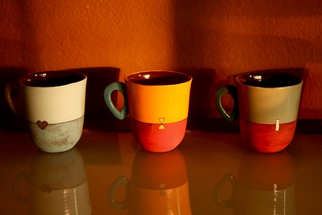 Tasses à café bicolores MARABA en céramique par la céramiste Sud-Africaine Clementina van der Walt pour Done d'Africa x Studio Matongé.
6,5 cm de diamètre et 8 cm de hauteur, parfait pour vos expresso. 
Différentes combinaisons de colorblock disponibles. 