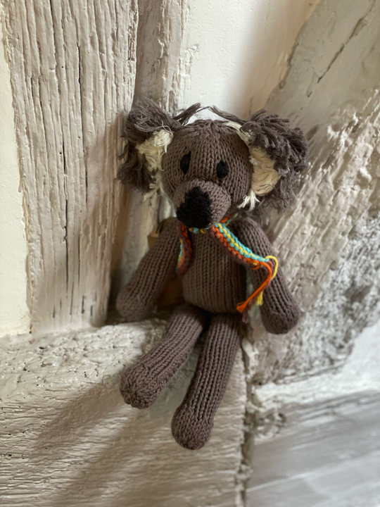 NOAH, doudou koala gris. Adorable avec sa petite écharpe multicolore.  Fait main au Kenya. En coton bio certifié GOTS, teintures non toxiques. Utilisable dès la naissance.