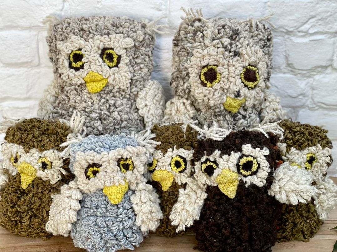 Trop chouette ces doudous hiboux. De belles couleurs naturelles, la chaleur et le moelleux de la pure laine mérinos. Nos peluches hibous ARCHIE ont tout pour plaire. Composez ou recomposez une famille hiboux qui ressemble à la vôtre. 