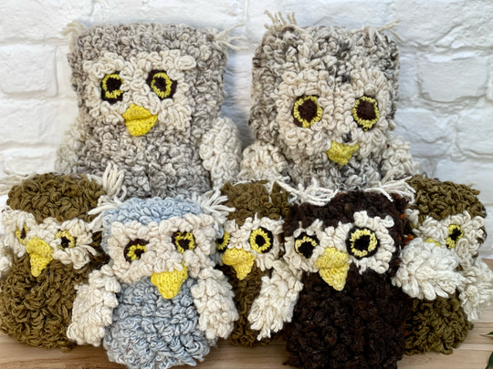 Trop chouette ces doudous hiboux. De belles couleurs naturelles, la chaleur et le moelleux de la pure laine mérinos. Nos peluches hibous ARCHIE ont tout pour plaire. Composez ou recomposez une famille hiboux qui ressemble à la vôtre. 