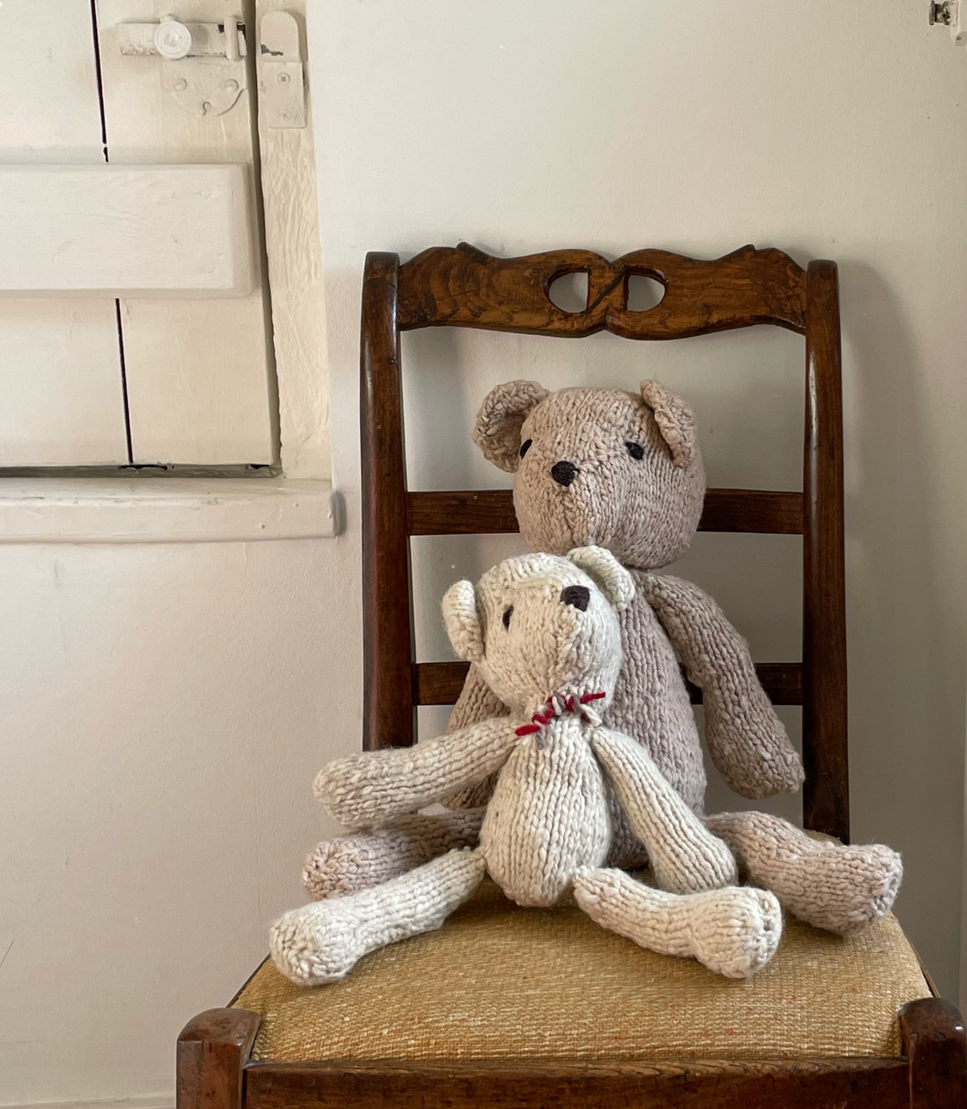 MICHEL, doudou ours crème S et beige L,  en laine bio,  fait main par les femmes artisans de la coopérative Kenana-Knitters pour  Studio Matongé - MICHEL l'ours en laine existe en tailles S ou L. il est disponible en 3 coloris : crème, beige et bleu. 