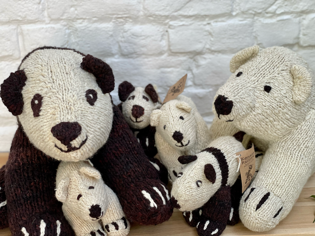 Peluche en laine bio faite main éco-responsable - Doudous ours S et XL- SCHUMAN - Studio Matongé, ici en versions pandas et ours polaires. Existe aussi en ours bruns. 