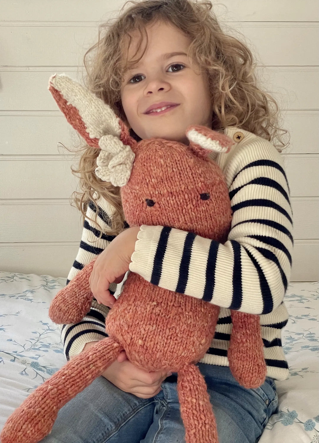 SIMONE, peluche lapin corail, taille L,  en laine bio faite main éco-responsable. Le doudou lapin SIMONE est disponible en 2 tailles et plusieurs couleurs chez Studio Matongé.