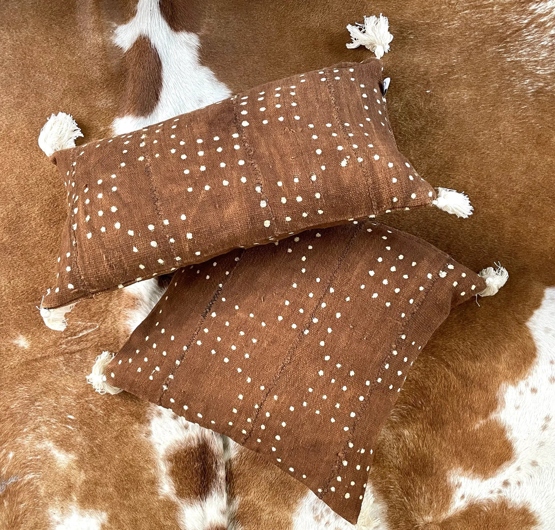 Housses de coussins en bogolan de coton bio, modèle KUTU. Disponible en différentes tailles et formats. Ici en formlat rectangle et carré 30 x 50 cm et 40 x 40 cm