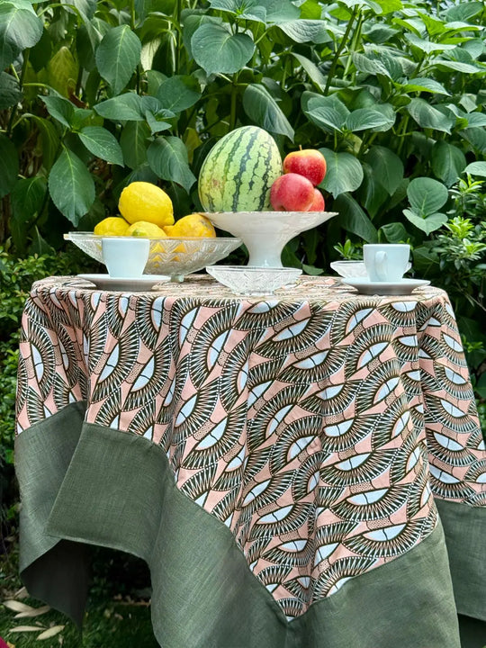Nappe GIDA_SENI en 130 x 130 cm sur une petite table ronde de jardin. 