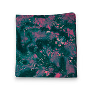Nappe DUNDA-BOUGAINVILLÉE en kokodunda, pliée, motif marbré vert profond et rose bougainvillée, vue de dessus sur fond blanc.