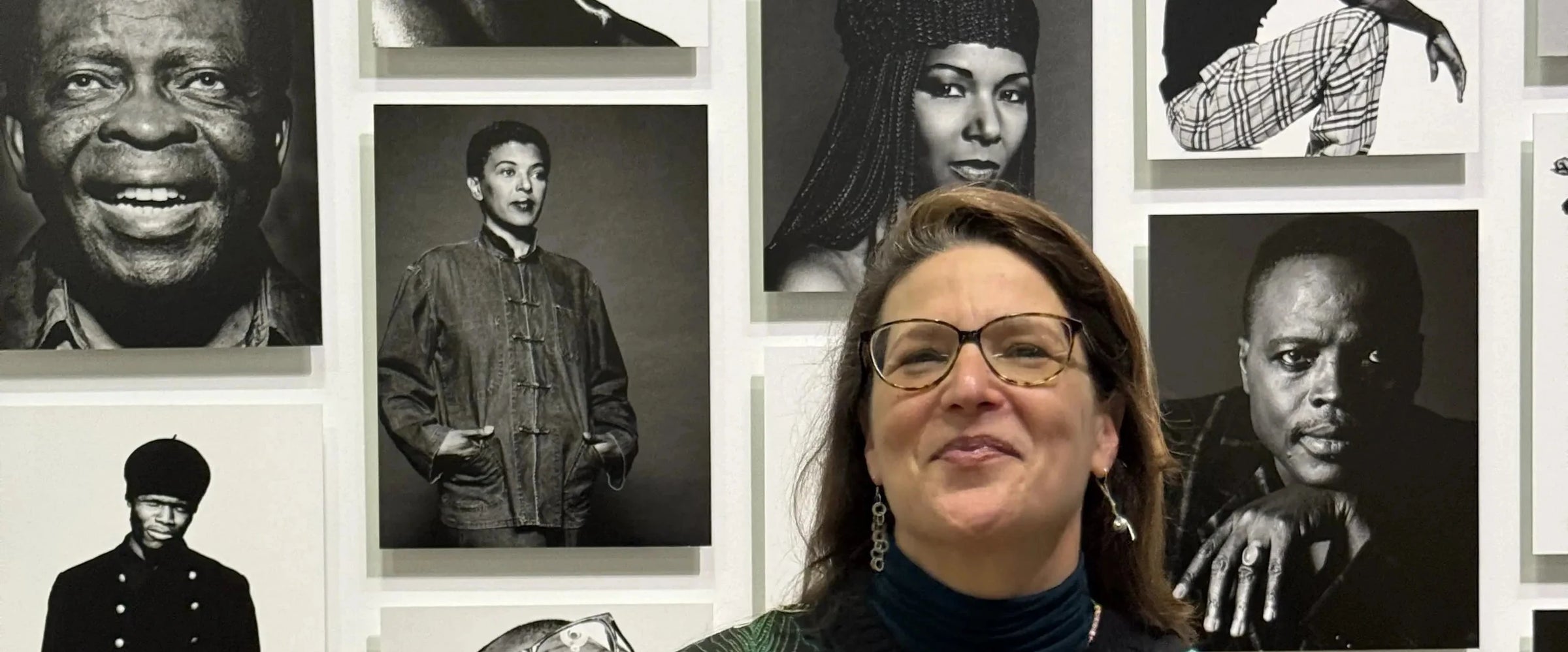 Ana Bloom devant le mur de portraits de l'exposition Paris Noir au Centre Pompidou