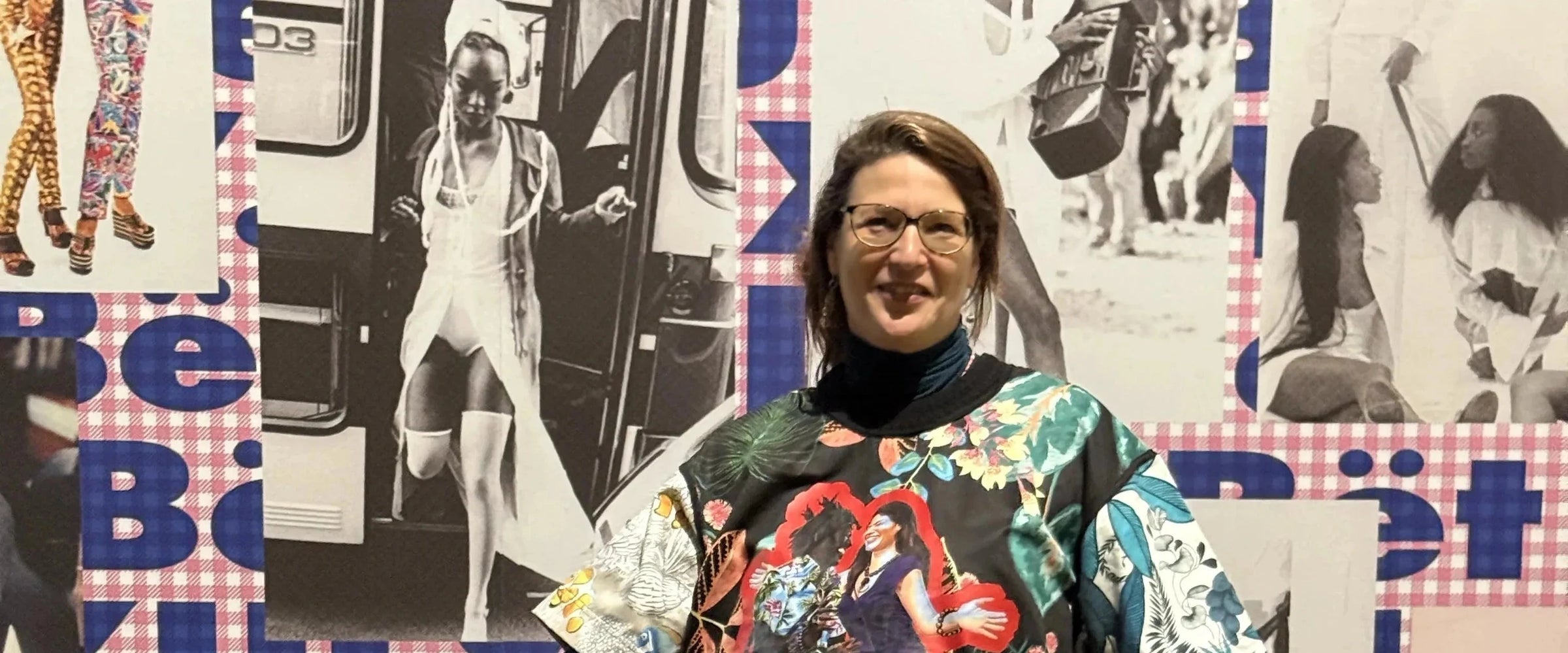 Ana Bloom devant le panneau hommage à Xuly Bët de Lamine Kouyaté, exposition Paris Noir