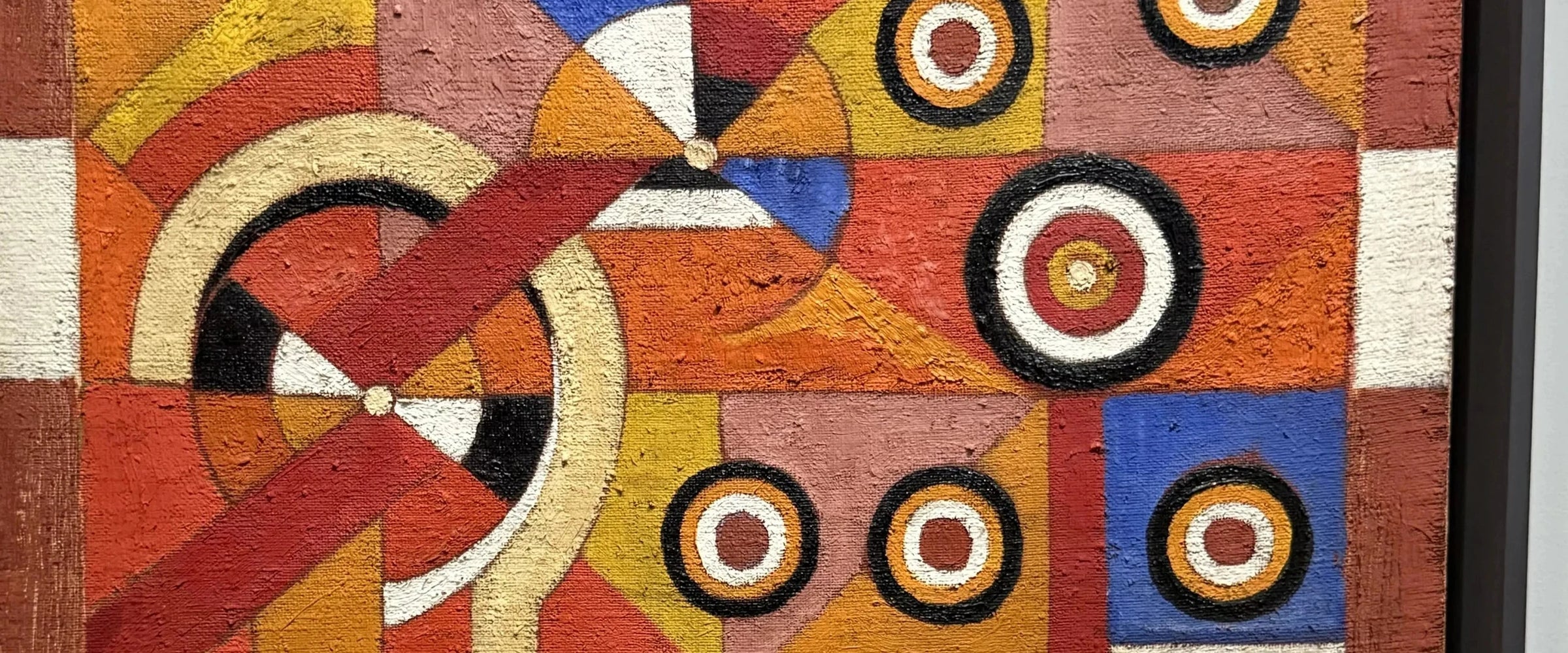 Peinture géométrique aux motifs de cibles, exposition Paris Noir au Centre Pompidou