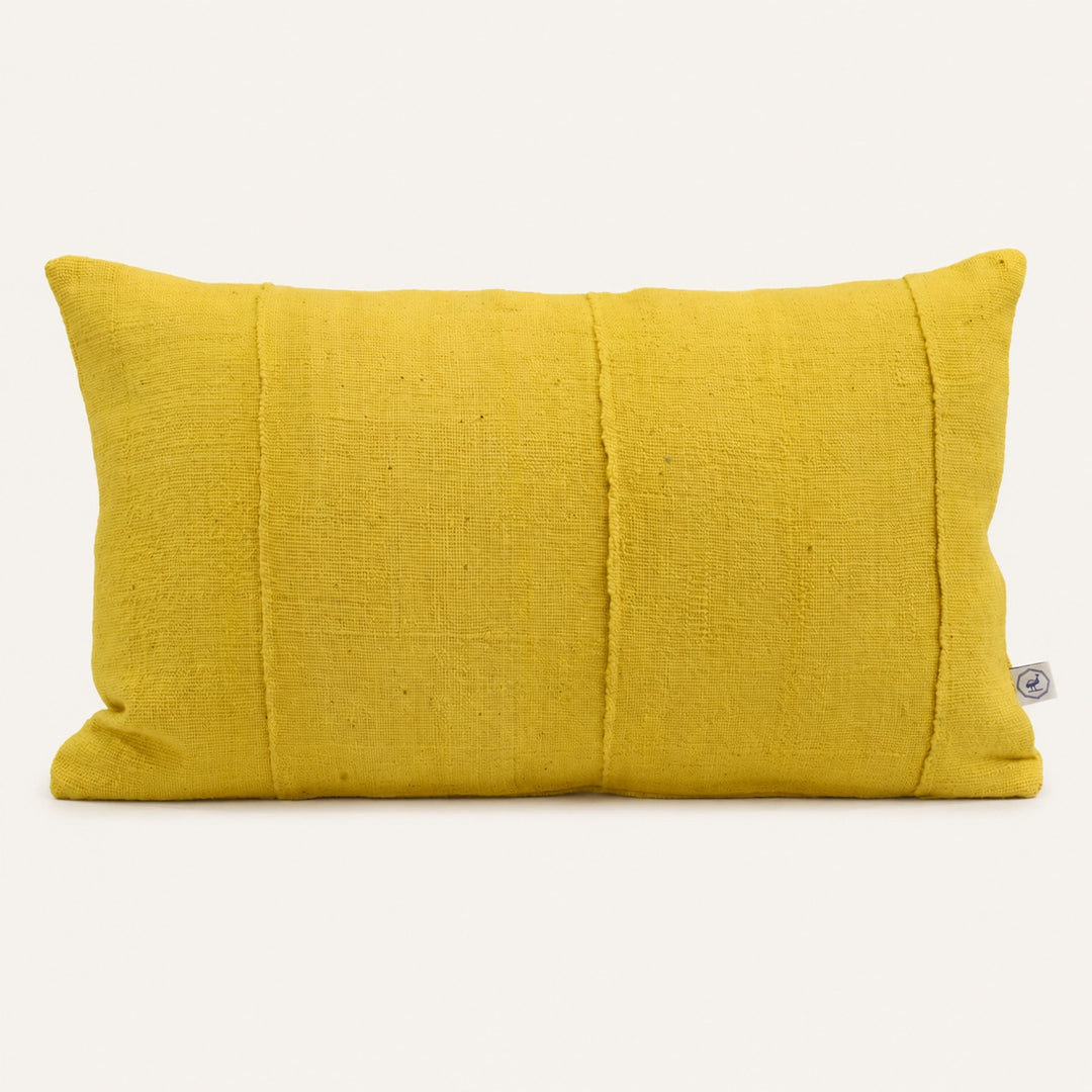 Housse de coussin bogolan MSINGI 30x50 cm jaune mimosa, textile artisanal en coton, décoration lumineuse et graphique sur fond uni.