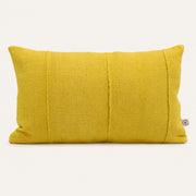 Housse de coussin bogolan MSINGI 30x50 cm jaune mimosa, textile artisanal en coton, décoration lumineuse et graphique sur fond uni.