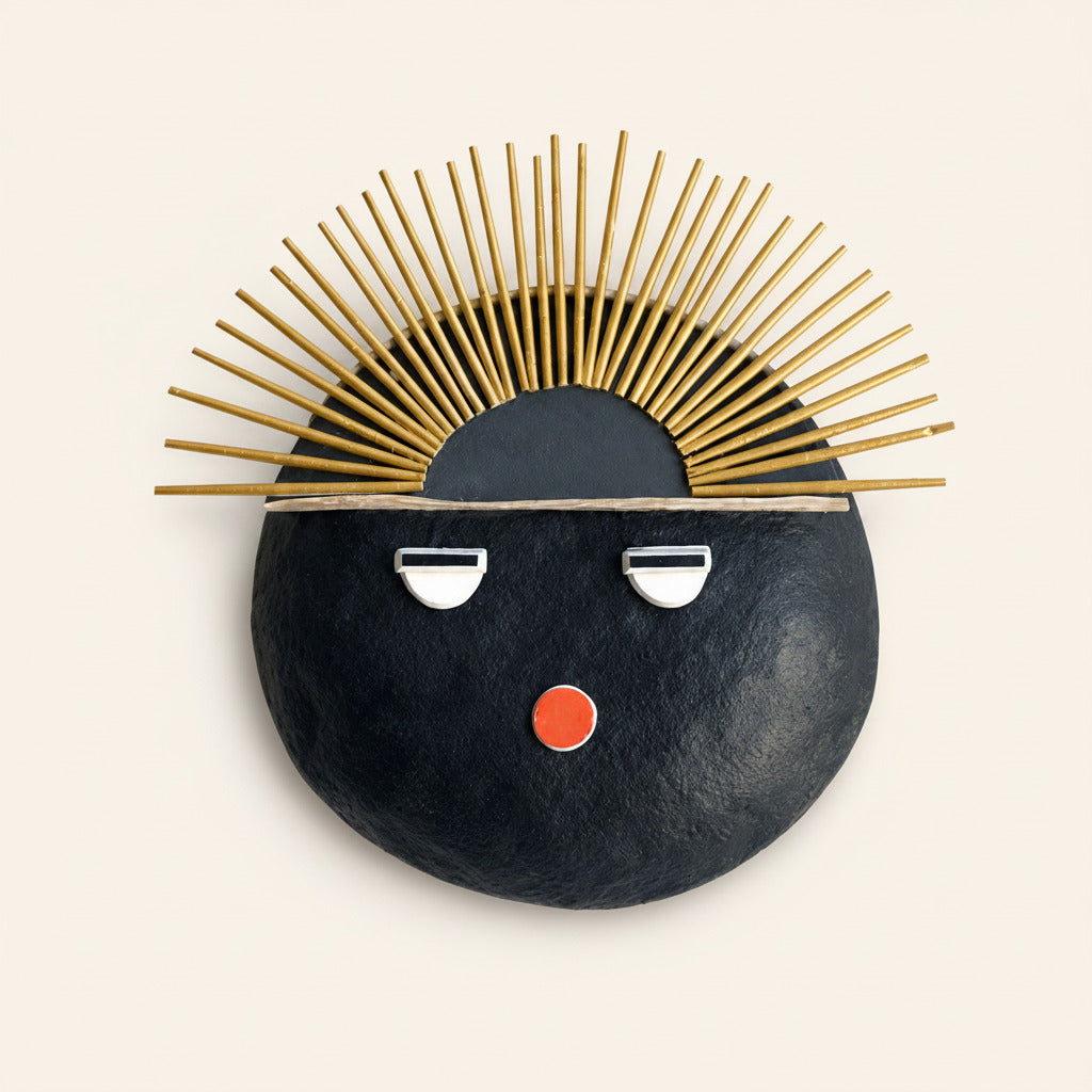 Masque mural THULI en papier mâché noir avec couronne dorée, décoration artisanale graphique sur fond blanc. Diamètre de 22,5 cm environ