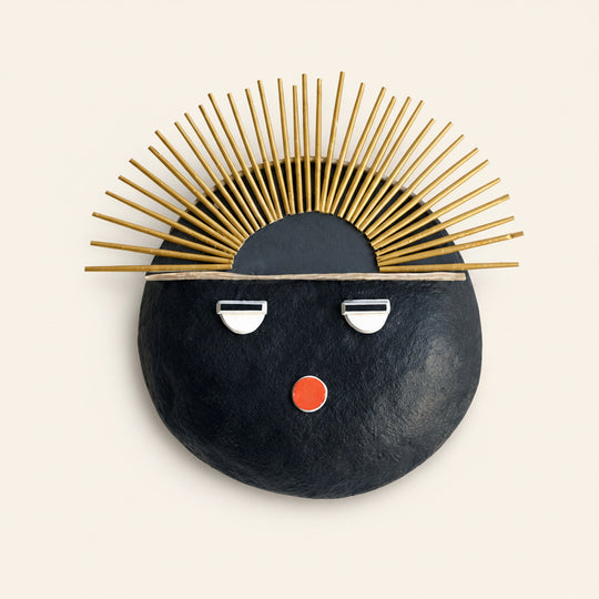 Masque mural THULI en papier mâché noir avec couronne dorée, décoration artisanale graphique sur fond blanc. Diamètre de 22,5 cm environ