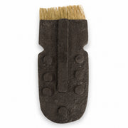 Masque mural artisanal noir en papier mâché avec fibres végétales, objet décoratif sculptural sur fond blanc. Modèle TATA. Dimensions 35 x 17 cm environ