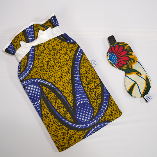 Bouillotte JAMAC en wax -  capacité 1,8 litres - ici avec un masque DARE en wax et soie.