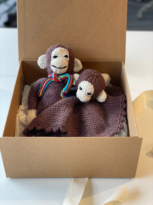 Box cadeau de naissance singes pour nouveau-né. Notre box contient un doudou plat et un doudou longues pattes coordonnés, proposés dans une élégante boite en kraft à fermeture aimantée réutilisable. 