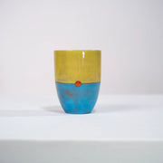 Mug MMOHO en céramique par la céramiste Sud-Africaine Clementina van der Walt pour Done d'Africa x Studio Matongé.
8 cm de diamètre et 11,5 cm de hauteur, parfait pour vos grands cafés, thés et infusions. 
Ici en combinaison Jaune Tendre & Bleu Ciel