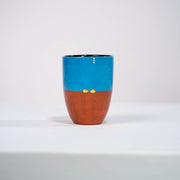 Mug MMOHO en céramique par la céramiste Sud-Africaine Clementina van der Walt pour Done d'Africa x Studio Matongé.
8 cm de diamètre et 11,5 cm de hauteur, parfait pour vos grands cafés, thés et infusions. 
Ici en combinaison Bleu Céruléen & Coquelicot