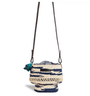 Sac seau BAW POT WAVY en raphia tressé, vue arrière avec bandoulière en cuir et finitions texturées, pièce artisanale signée AAKS.