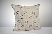 Housse de coussin carrée MSALABA PAN 50x50 cm, face en bogolan graphique noir et blanc souligné d'un délicat passepoil de coton noir.