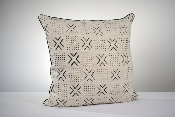 Housse de coussin carrée MSALABA PAN 50x50 cm, face en bogolan graphique noir et blanc souligné d'un délicat passepoil de coton noir.